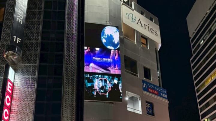 ハウジングバンク富士見台様（東京都杉並区）路面店ショーウィンドウ設置ののデジタルサイネージ