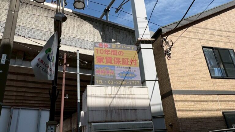 ハウジングバンク富士見台様（東京都杉並区）路面店ショーウィンドウ設置ののデジタルサイネージ